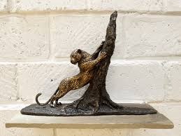 Estatuilla de Leopardo escalando de Bronce